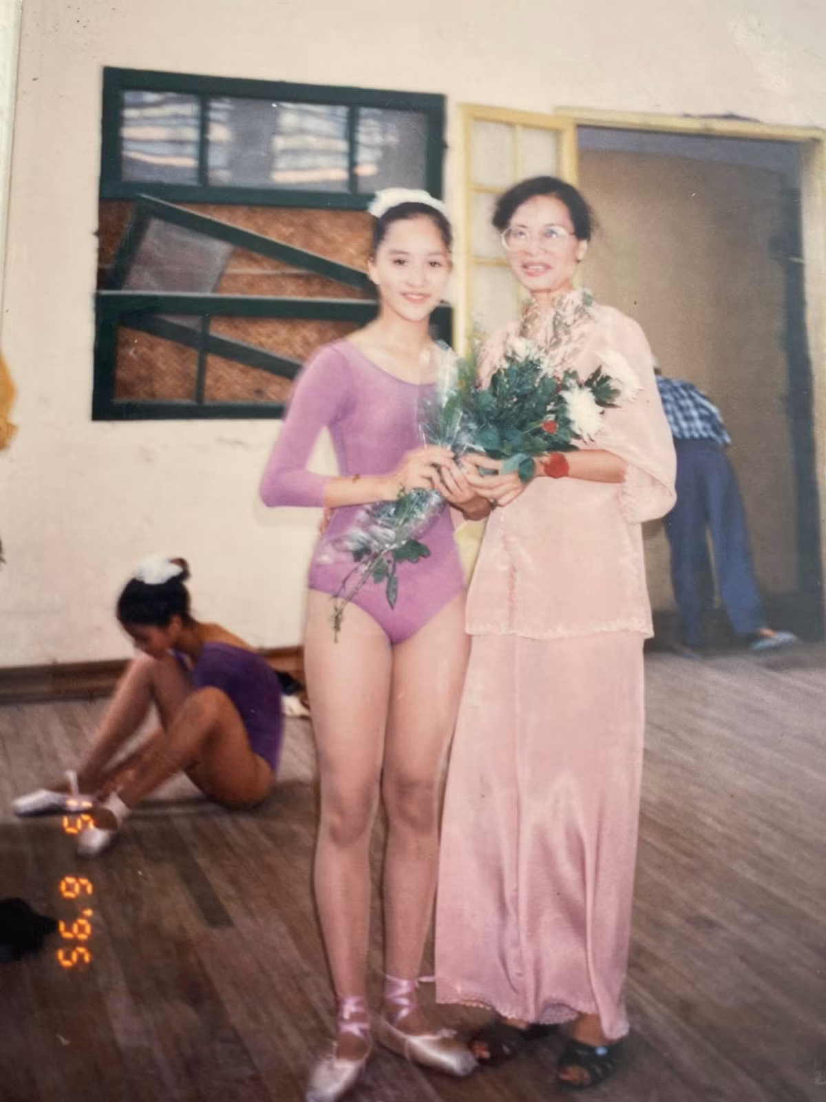 Ngắm nhìn bức ảnh thời trẻ của mẹ Khánh Thi, ai cũng phải trầm trồ vì bà ngày càng trẻ đẹp khó đoán tuổi.