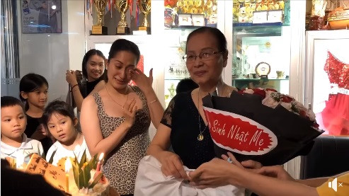 Nữ kiện tướng bật khóc nức nở trong ngày sinh nhật mẹ 72 tuổi cách đây không lâu.
