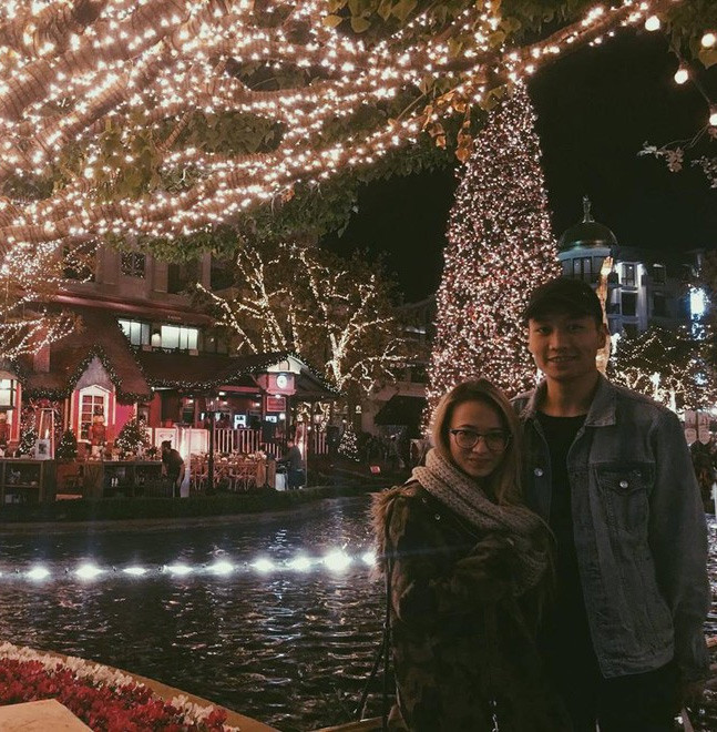 "Chúng tôi luôn bổ sung và hỗ trợ nhau. Lâu lâu, cả hai cũng có bất đồng quan điểm nhưng không bao giờ cãi nhau đến mức căng thẳng. Nếu có tranh cãi, tôi là người xuống nước trước. Có lẽ, tôi rất hiền", ca sĩ 9X chia sẻ với Zing.