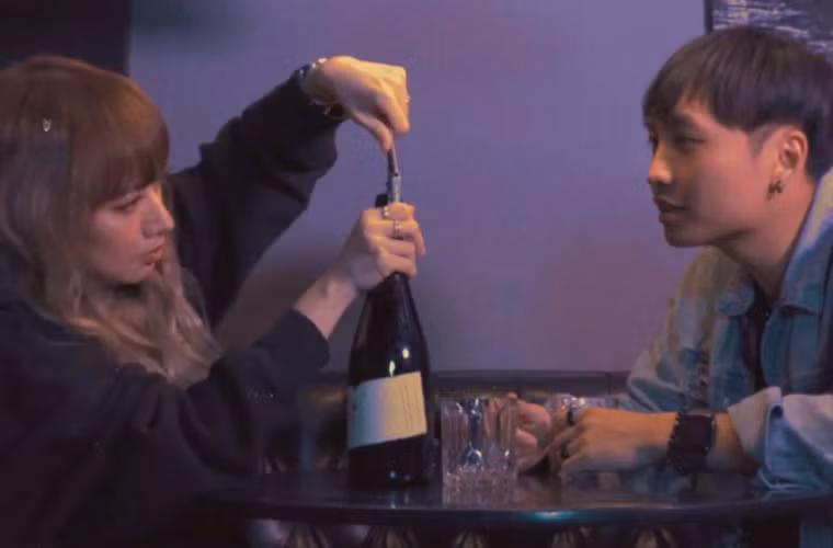 Theo chia sẻ của nữ ca sĩ sinh năm 1994, cô và người yêu tình cờ gặp nhau tại một quán trà sữa. Cả hai nhanh chóng có cảm tình với nhau.