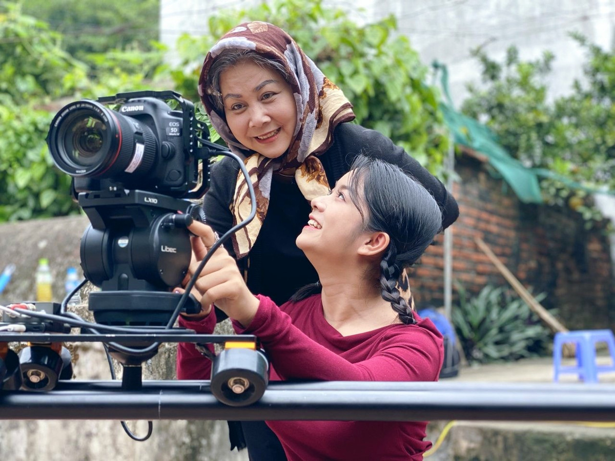 Hình ảnh nghệ sĩ Minh Hằng vẫn miệt mài đóng phim ở tuổi U60.