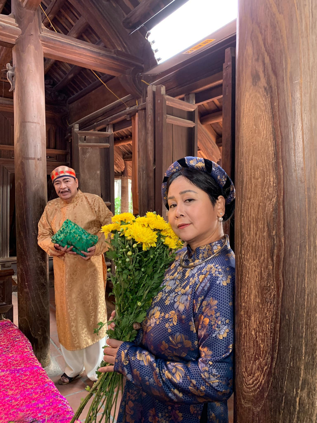 Dù đã về hưu, bà Sính trong "Trở về giữa yêu thương" thi thoảng vẫn tham gia diễn xuất để bớt nhớ nghề. Ngoài các tiểu phẩm hài, gần đây, chị góp mặt trong MV ca nhạc "Người ơi người ở đừng về" của Đức Phúc.