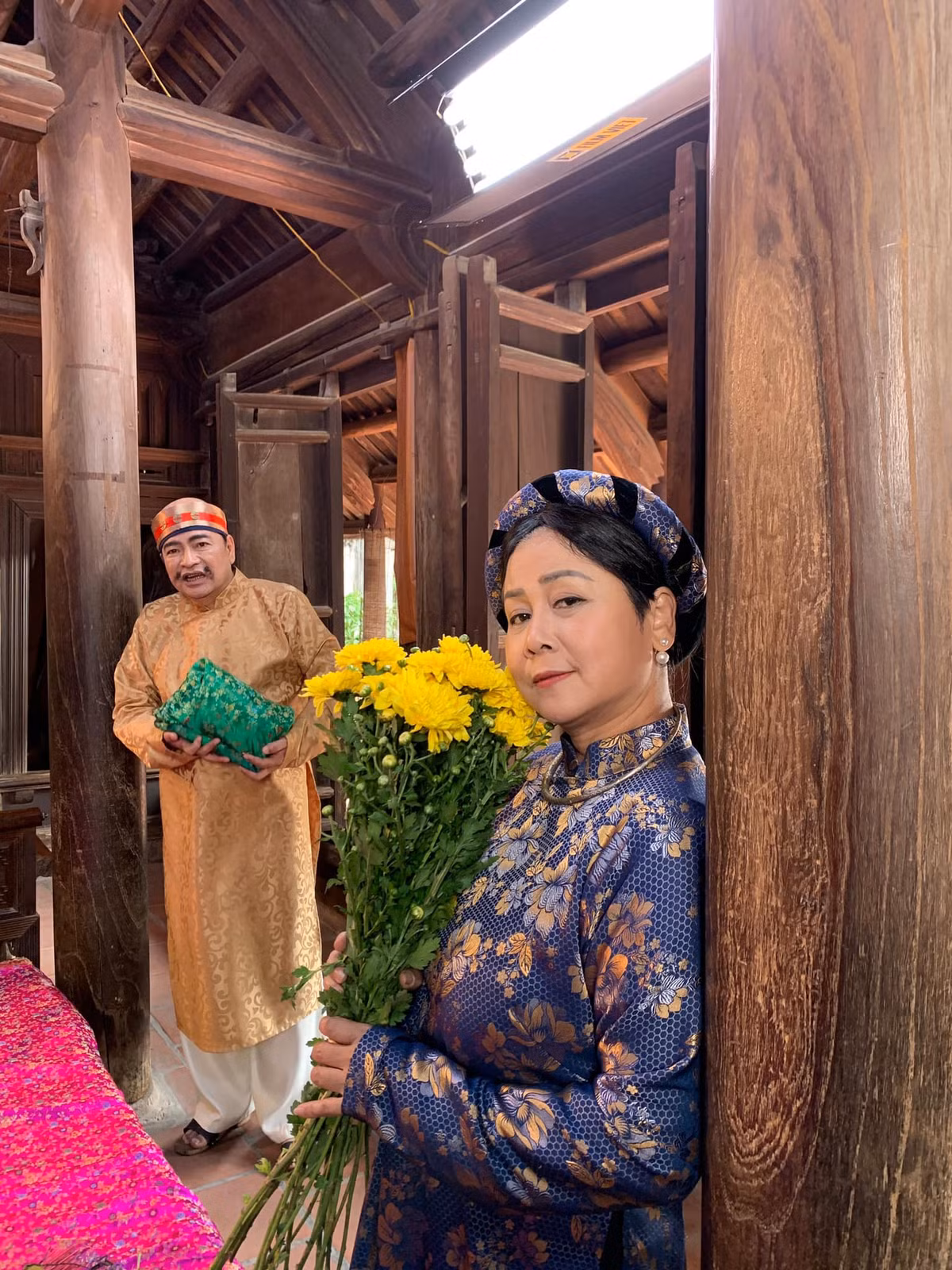 Dù đã về hưu, bà Sính trong "Trở về giữa yêu thương" thi thoảng vẫn tham gia diễn xuất để bớt nhớ nghề. Ngoài các tiểu phẩm hài, gần đây, chị góp mặt trong MV ca nhạc "Người ơi người ở đừng về" của Đức Phúc.