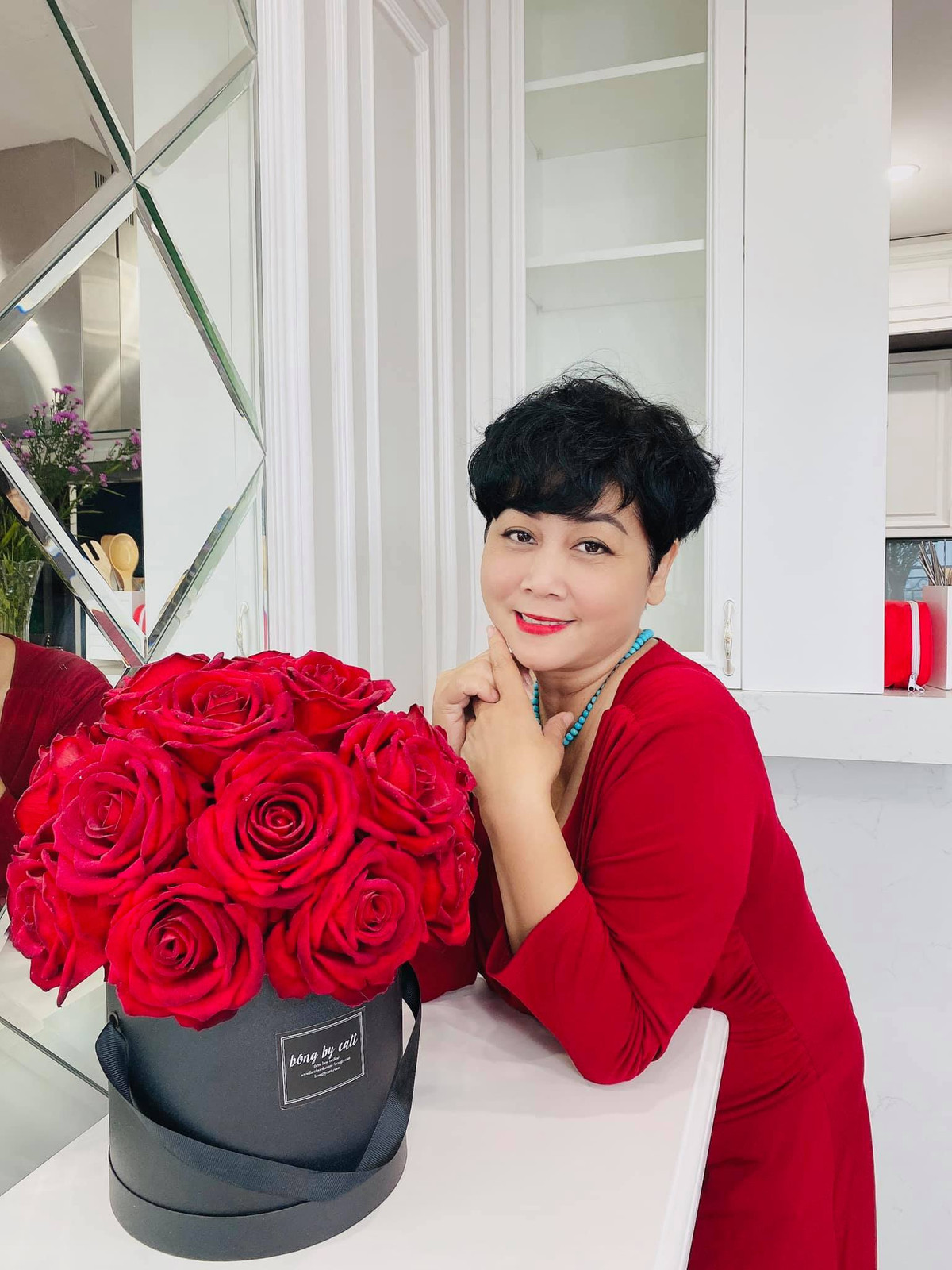 Sự trở lại của nghệ sĩ Minh Hằng nhận được nhiều sự quan tâm của khán giả, đặc biệt là cuộc sống hiện tại của chị ở tuổi U60. Trước khi về hưu năm 2016, chị đã có gần 40 năm theo nghiệp diễn xuất và là một trong những lứa nghệ sĩ đầu tiên góp sức xây dựng Nhà hát Tuổi trẻ.