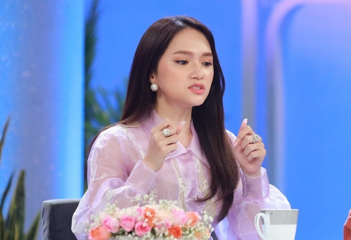 Thế nhưng khi khán giả thắc mắc: “Thay vì em kiếm thật nhiều tiền rồi mới lấy chồng, em có thể lấy chồng giàu luôn được không”, thì Hương Giang lại khẳng định: “Được, rất tuyệt vời nhưng chồng giàu mình phải được hưởng”.