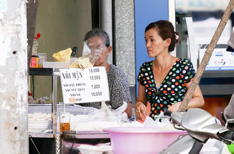 Hình ảnh lúc mẹ Angela Phương Trinh còn vất vả bán xôi khác hẳn so với hiện tại.