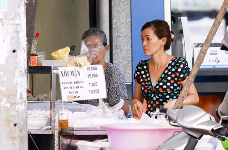 Hình ảnh lúc mẹ Angela Phương Trinh còn vất vả bán xôi khác hẳn so với hiện tại.