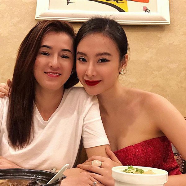 Không còn lo nghĩ về kinh tế như trước, tinh thần thoải mái hơn nên mẹ Angela Phương Trinh nhờ đó mà càng trẻ hơn.