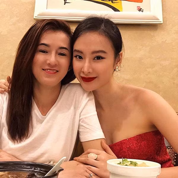 Không còn lo nghĩ về kinh tế như trước, tinh thần thoải mái hơn nên mẹ Angela Phương Trinh nhờ đó mà càng trẻ hơn.