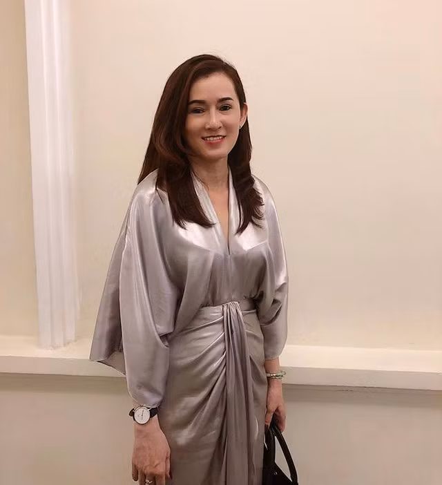Nhìn những hình ảnh Angela Phương Trinh chia sẻ trên trang cá nhân mẹ mặc đồ đẹp đi chơi cùng hai chị em, fan hết lời khen ngợi mẹ nữ diễn viên ngày càng trẻ đẹp.