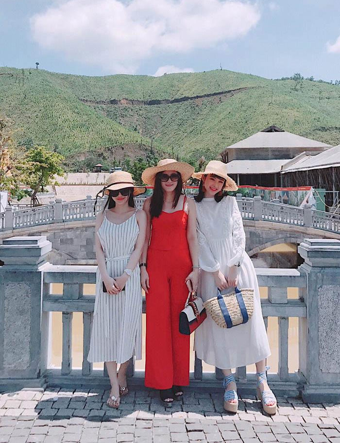 Gu thời trang của mẹ nữ diễn viên sinh năm 1995 cũng ngày càng hoàn thiện hơn và giúp bà trẻ trung, đẹp hơn so với trước.