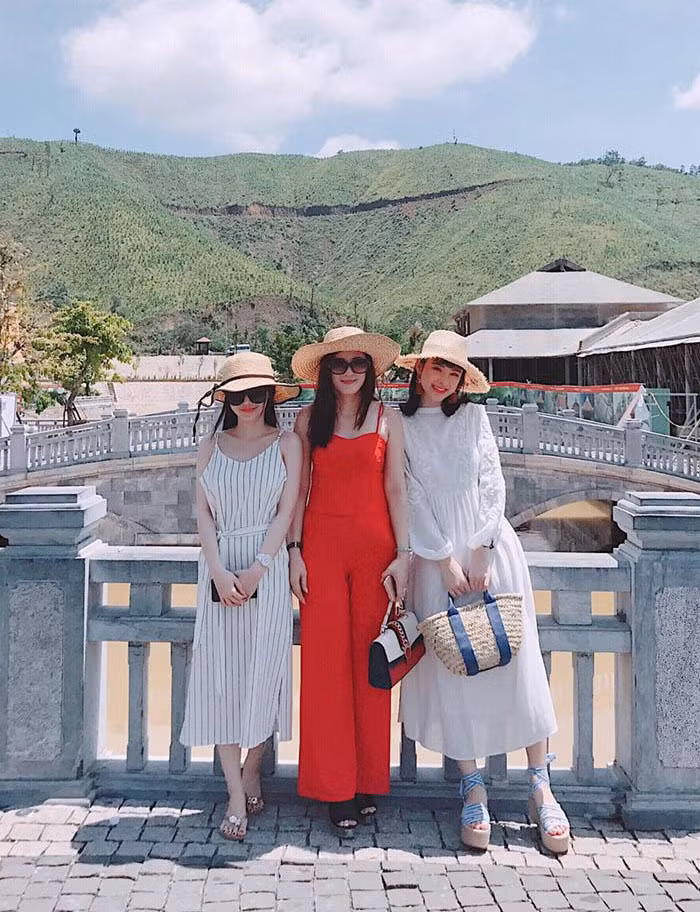 Gu thời trang của mẹ nữ diễn viên sinh năm 1995 cũng ngày càng hoàn thiện hơn và giúp bà trẻ trung, đẹp hơn so với trước.