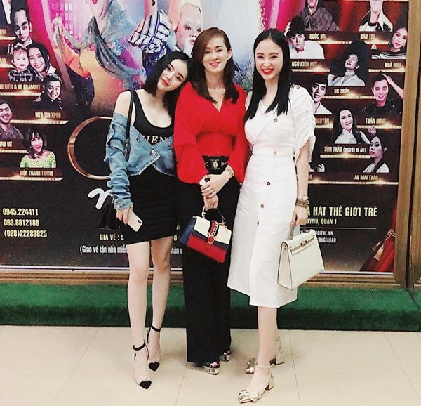 Ba mẹ con diễn viên Angela Phương Trinh như ba chị em khi đi chơi cùng nhau.