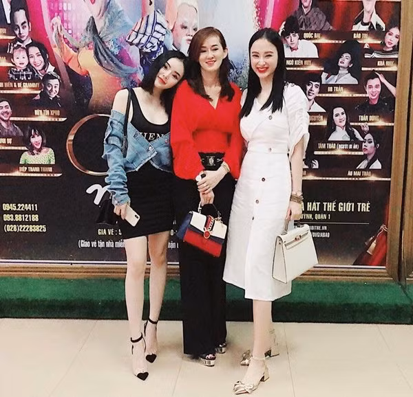 Ba mẹ con diễn viên Angela Phương Trinh như ba chị em khi đi chơi cùng nhau.