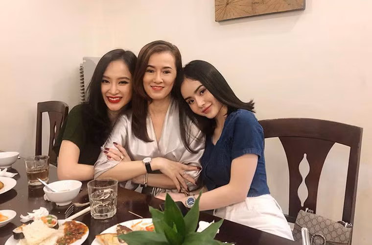 Khi Angela Phương Trinh nổi tiếng mẹ cô không còn phải tần tảo bán hàng nữa. Vẻ ngoài của mẹ nữ diễn viên Người mẹ nhí thay đổi rõ rệt theo chiều hướng tích cực.