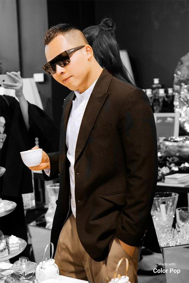 Việc Vũ Khắc Tiệp bị tố quỵt tiền cát-sê gây khó hiểu, bởi cuộc sống của anh xa hoa tới mức thích bất kể thứ gì là mua luôn, thích đi chơi đâu khắp nơi trên thế giới là lập tức đi ngay.