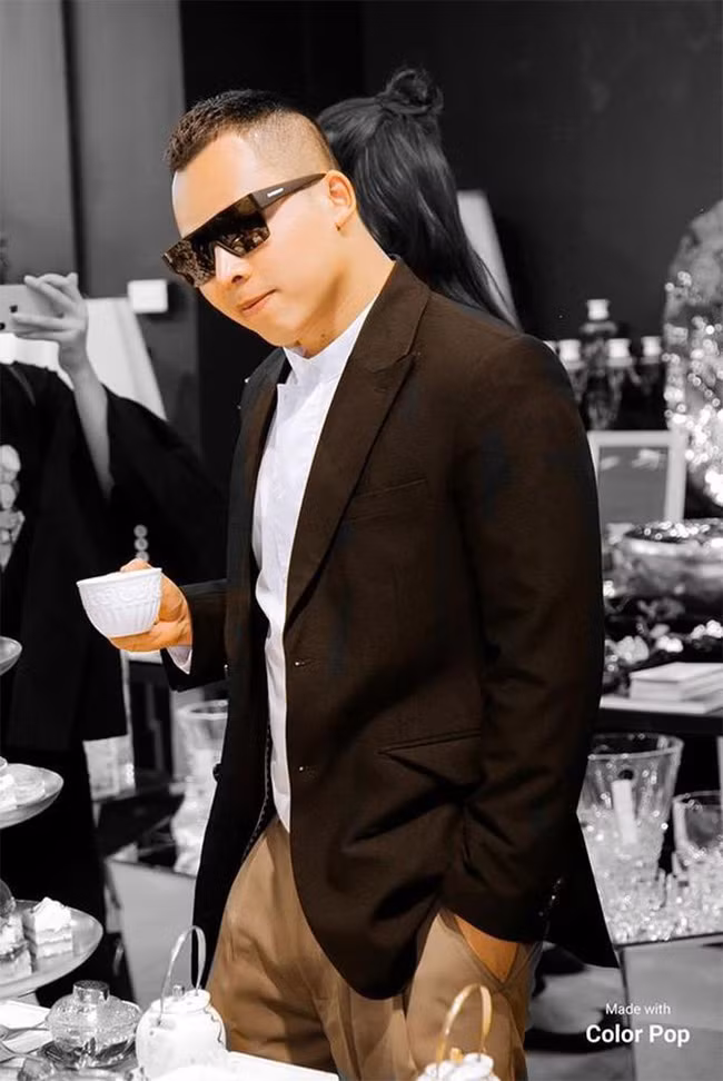 Việc Vũ Khắc Tiệp bị tố quỵt tiền cát-sê gây khó hiểu, bởi cuộc sống của anh xa hoa tới mức thích bất kể thứ gì là mua luôn, thích đi chơi đâu khắp nơi trên thế giới là lập tức đi ngay.