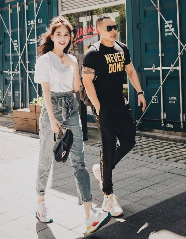 Quần áo của Vũ Khắc Tiệp cũng toàn hàng hiệu trị giá toàn 5000-10.000 USD, nhưng anh cũng chỉ mặc một lần rồi bỏ xó.