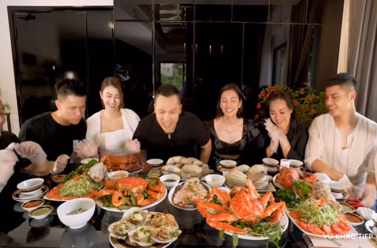 Trong một vlog mới đây, Vũ Khắc Tiệp khiến nhiều người ngỡ ngàng vì độ sang chảnh và chịu chi khi bỏ ra hàng trăm triệu đồng để mua toàn đồ hải sản đắt tiền mời bạn bè tới nhà ăn.