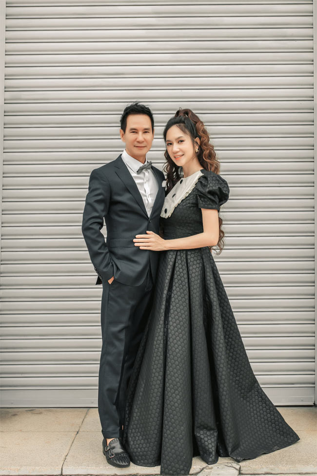 Vợ anh, cựu hot girl trường luật, đã từ bỏ sự nghiệp riêng để trở thành trợ lý đắc lực cho chồng. Cô lên mạng tìm tư liệu liên quan tới bộ phim chồng sắp làm, dịch ra tiếng Việt cho chồng, hỗ trợ Lý Hải trong các khâu sản xuất phim.