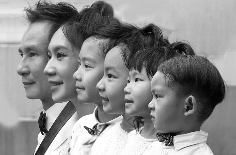 Xem ảnh, ai cũng công nhận cả 6 thành viên trong gia đình đều giống hệt nhau.