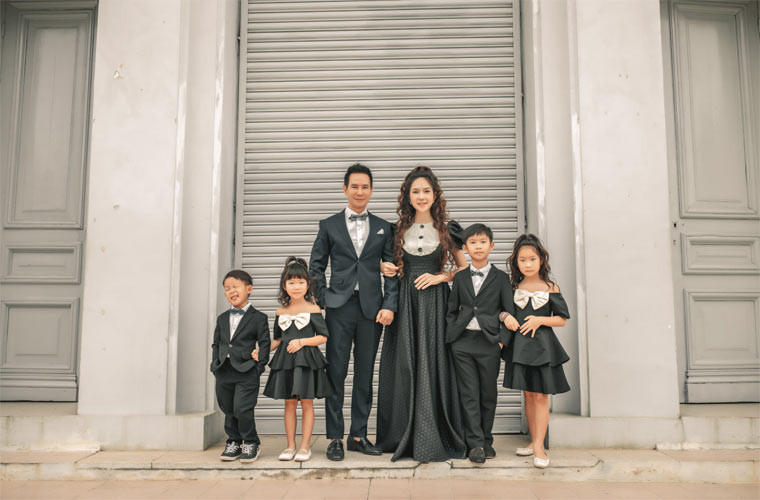 "Ngày này 10 năm trước mình lên xe hoa. Nhớ chiều hôm đó trời mưa tầm tã ngay giờ đón khách, hai vợ chồng nghĩ thôi chắc đám cưới vắng tanh rồi. 6h... rồi 7h... mưa vẫn tầm tã hai vợ chồng ráng kéo đến 8h mới bắt đầu... may sao tới giờ làm lễ mưa ngớt dần và hơn 1000 khách lấp đầy sảnh tiệc...", Lý Hải - Minh Hà nhớ lại thời khắc của 10 năm trước.