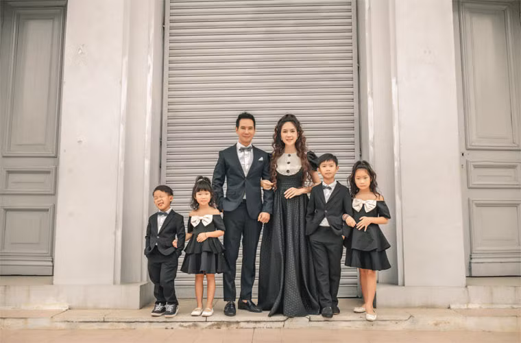 "Ngày này 10 năm trước mình lên xe hoa. Nhớ chiều hôm đó trời mưa tầm tã ngay giờ đón khách, hai vợ chồng nghĩ thôi chắc đám cưới vắng tanh rồi. 6h... rồi 7h... mưa vẫn tầm tã hai vợ chồng ráng kéo đến 8h mới bắt đầu... may sao tới giờ làm lễ mưa ngớt dần và hơn 1000 khách lấp đầy sảnh tiệc...", Lý Hải - Minh Hà nhớ lại thời khắc của 10 năm trước.