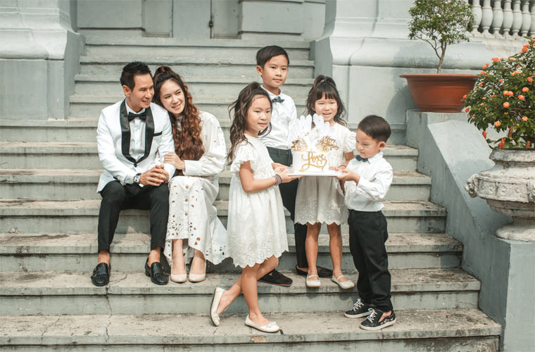 Tưởng cả hai sẽ dừng lại ở ba con thì khi bé Sunny được 16 tháng, Minh Hà lại mang thai lần 4 và sinh bé trai tên Mio.