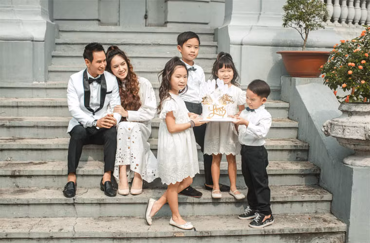 Tưởng cả hai sẽ dừng lại ở ba con thì khi bé Sunny được 16 tháng, Minh Hà lại mang thai lần 4 và sinh bé trai tên Mio.