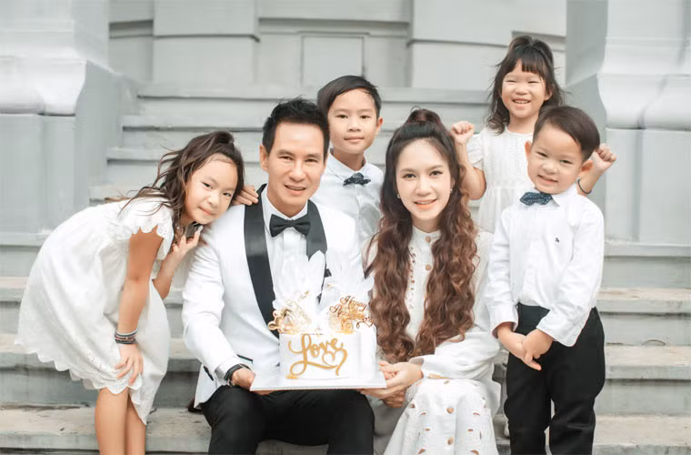  Lý Hải – Minh Hà cùng 4 nhóc tì vừa khoe bộ ảnh kỷ niệm 10 năm ngày cưới.