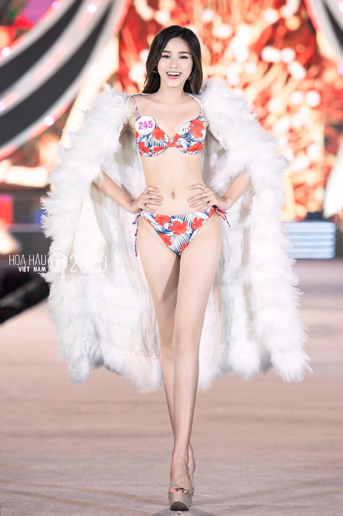 Ngam doi chan “cuc pham” dai 1m11 cua Hoa hau Do Thi Ha