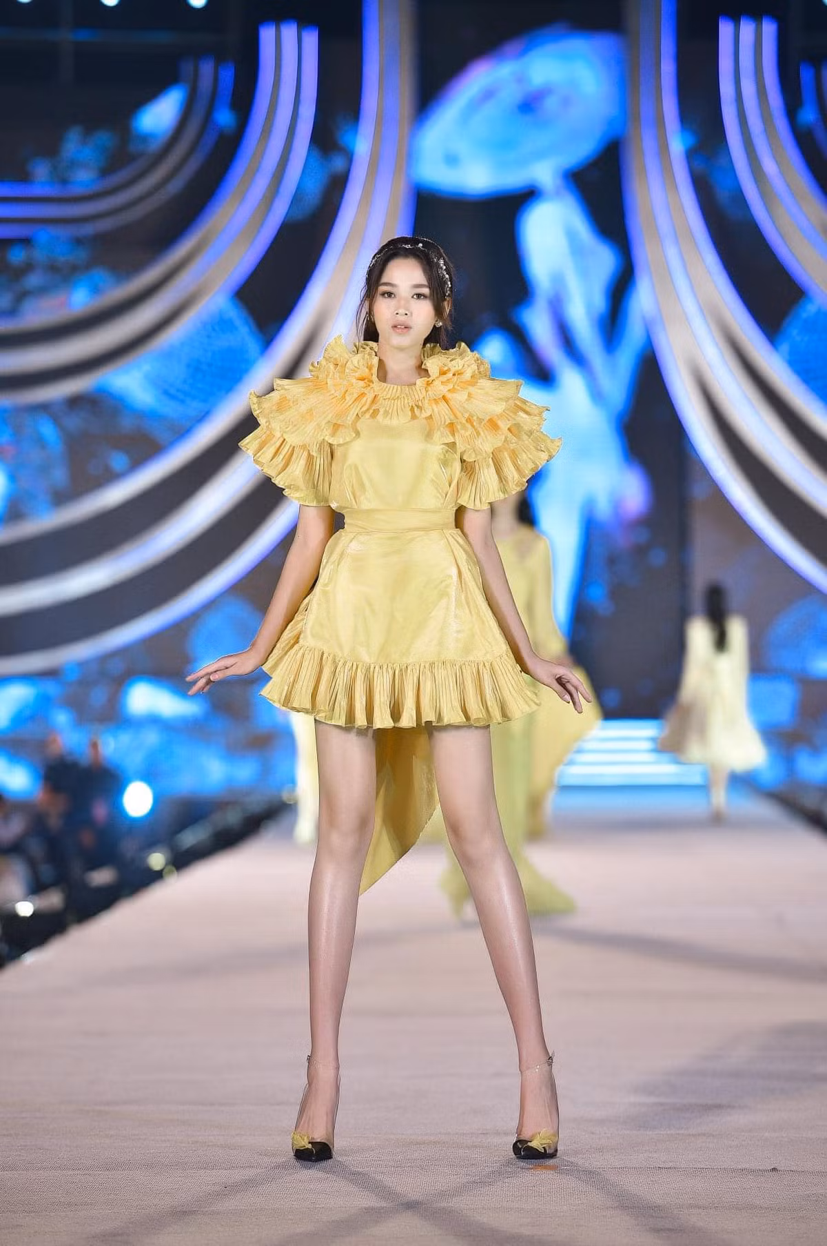 Tân Hoa hậu tận dụng khoe đôi chân dài có những bước đi đẹp và thần thái trên sàn diễn.