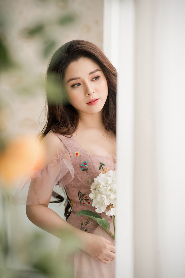 MC Diệu Linh sinh năm 1991, tốt nghiệp chuyên ngành Quản trị Kinh doanh Tổng hợp - ĐH Kinh tế quốc dân Hà Nội nhưng lại bén duyên với truyền hình. Trước khi tới với công việc của một MC thể thao, Diệu Linh thử sức trong nhiều lĩnh vực khác như: văn hóa, giải trí, thời trang...