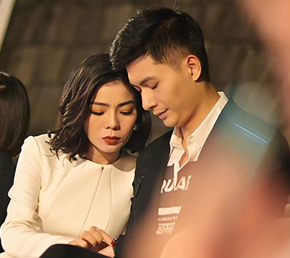 Mới đây, Lệ Quyên và "tình tin đồn" Lâm Bảo Châu lại gây chú ý vì có những hành động tình tứ khi cùng nhau tham dự sự kiện.