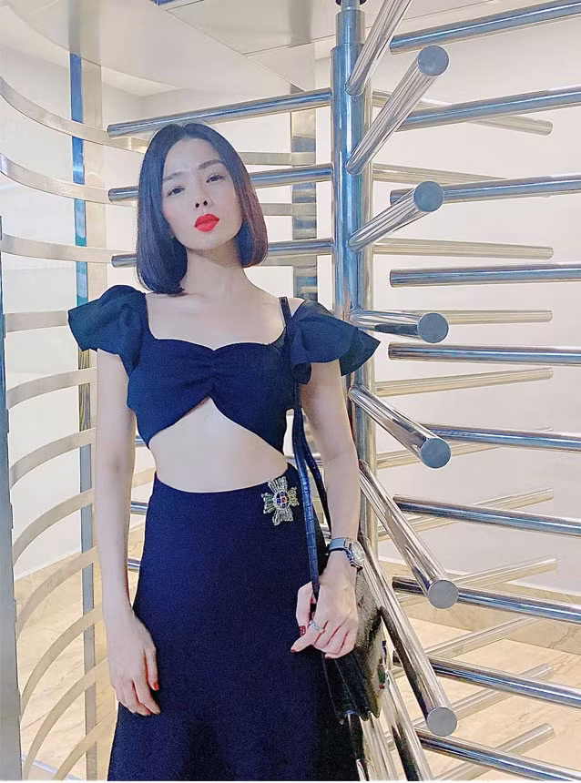 Cô thường xuyên diện crop-top để khoe vòng eo con kiến vạn người mơ.