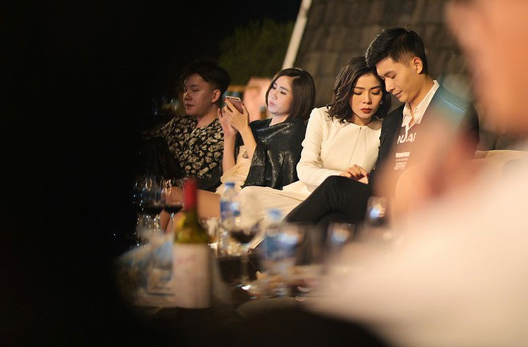 Hình ảnh Lệ Quyên xuất hiện bên "tình tin đồn" kém cô 12 tuổi, người mẫu Lâm Bảo Châu, luôn gây chú ý mọi lúc mọi nơi.