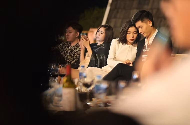 Hình ảnh Lệ Quyên xuất hiện bên "tình tin đồn" kém cô 12 tuổi, người mẫu Lâm Bảo Châu, luôn gây chú ý mọi lúc mọi nơi.