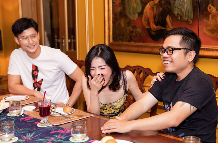 Thực tình, khi đi cạnh "bạn trai tin đồn" kém cả 1 con giáp, Lệ Quyên không hề bị lấn át. Cô vẫn rạng ngời và tươi trẻ như thiếu nữ.