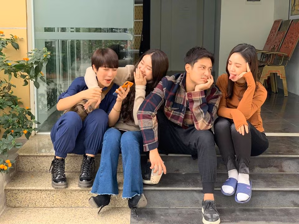 Hậu trường vui nhộn của dàn diễn viên phim "Đừng bắt em phải quên". Ảnh: FBNV