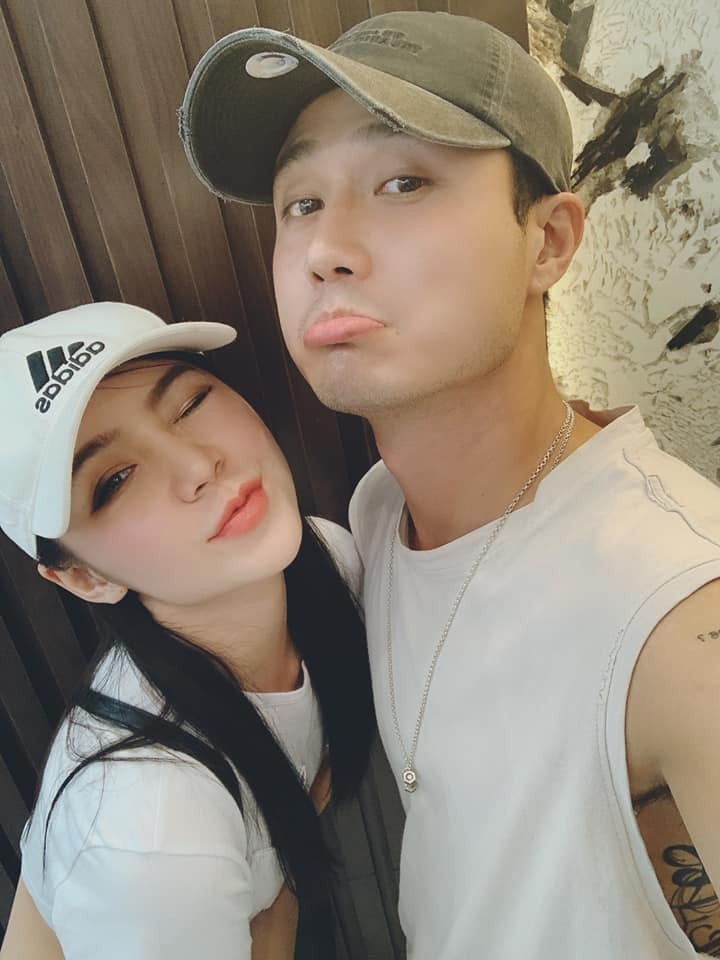 Trước khi cùng thay đổi ảnh đại diện chụp chung vô cùng tình cảm và ngọt ngào, cặp thầy trò Duy - Ngọc của “Đừng bắt em phải quên” từng chia sẻ nhiều khoảnh khắc tình tứ cả ở trên phim trường lẫn cuộc sống ngoài đời.