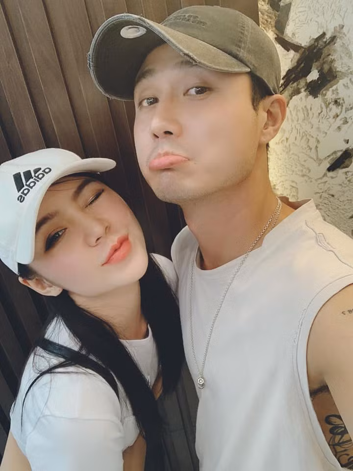 Trước khi cùng thay đổi ảnh đại diện chụp chung vô cùng tình cảm và ngọt ngào, cặp thầy trò Duy - Ngọc của “Đừng bắt em phải quên” từng chia sẻ nhiều khoảnh khắc tình tứ cả ở trên phim trường lẫn cuộc sống ngoài đời.