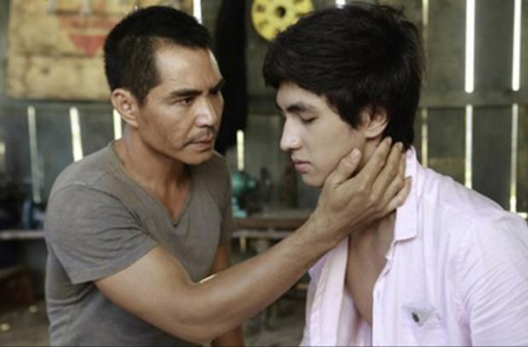 Chưa hết, anh còn có phát ngôn gây xôn xao. “Rất nhiều đôi đồng tính, do bị xã hội kỳ thị, họ lại càng thấm thía hơn giá trị của mối quan hệ, từ đó bền chặt hơn. Dựa trên điều này, tôi hoàn toàn có thể nói rằng mình có thể yêu một người đàn ông nếu đó là người tốt, chân thành và đam mê trong tình yêu“.