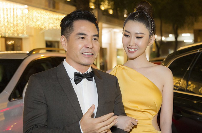 Tuy nhiên, nam diễn viên 47 tuổi đã phủ nhận chuyện này: “Chắc nhìn tôi và Thúy Ngân cũng có tướng phu thê nên những người xung quanh mới ghép vậy. Thế nhưng, tôi lớn hơn Thúy Ngân 19 tuổi”.