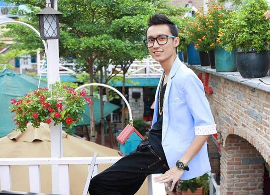 Mặc dù tham gia nhiều cuộc thi và giành không ít giải thưởng như Giải nhất Khuấy động đam mê 2010, Giải nhất BeUnik năm 2011, giải Nhất Gameshow My sound do Imuzik năm 2011, Lọt vào vòng bán kết Vietnam’s Got Talent năm 2013..., nhưng với ngoại hình gầy gò, Lynk Lee vẫn chưa thể tỏa sáng trong showbiz.