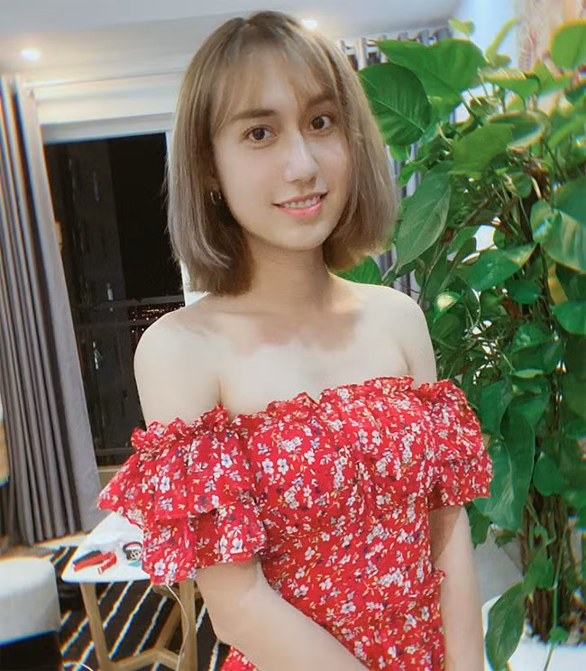 "Linh vốn là đàn ông nên khi chuyển sang làm đàn bà thì chắc chắn sẽ không được đẹp như các bạn gái khác. Linh tự nhận nét đẹp của mình vẫn nam tính, vì thế Linh mong các bạn làm ơn đừng nói Linh giống đàn ông hay không được nữ tính. Linh biết Linh không đẹp", Lynk Lee chia sẻ.