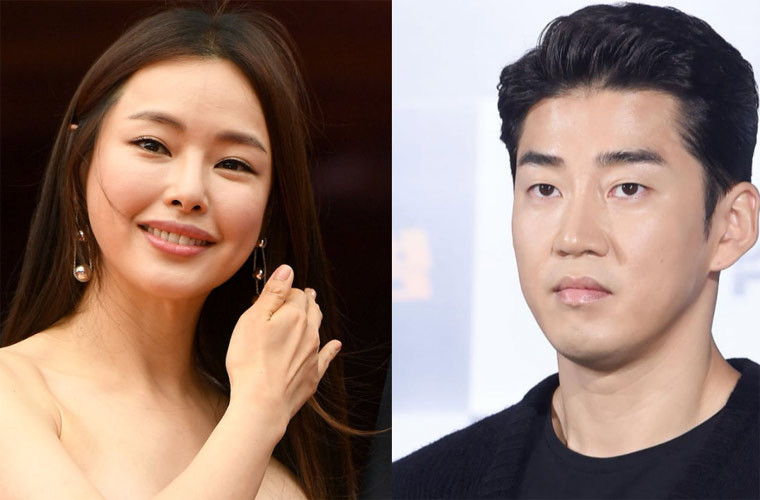 Năm 2013, Honey Lee hẹn hò với nam diễn viên Yoon Kye Sang và nhanh chóng trở thành một trong những cặp đôi được yêu thích nhất ở Hàn Quốc. Tuy nhiên, sau 7 năm hẹn hò, mới đây, hai người đã tuyên bố chia tay.