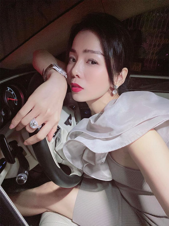 "Cuộc đời là một sân khấu lớn... Lung linh màu sắc và rất đa dạng... Đôi khi, một vở diễn bi kịch sẽ trở thành hài kịch... Điều quan trọng, đừng là diễn viên dù luôn được thủ vai chính, hãy là đạo diễn để quyết định, để nắm tất cả các bạn diễn viên ấy trong tay và cứ để cho các bạn diễn viên lúc nào cũng cố gắng hết sức để thể hiện mình... Thứ 7 vui vẻ nhé", Lệ Quyên triết lý.