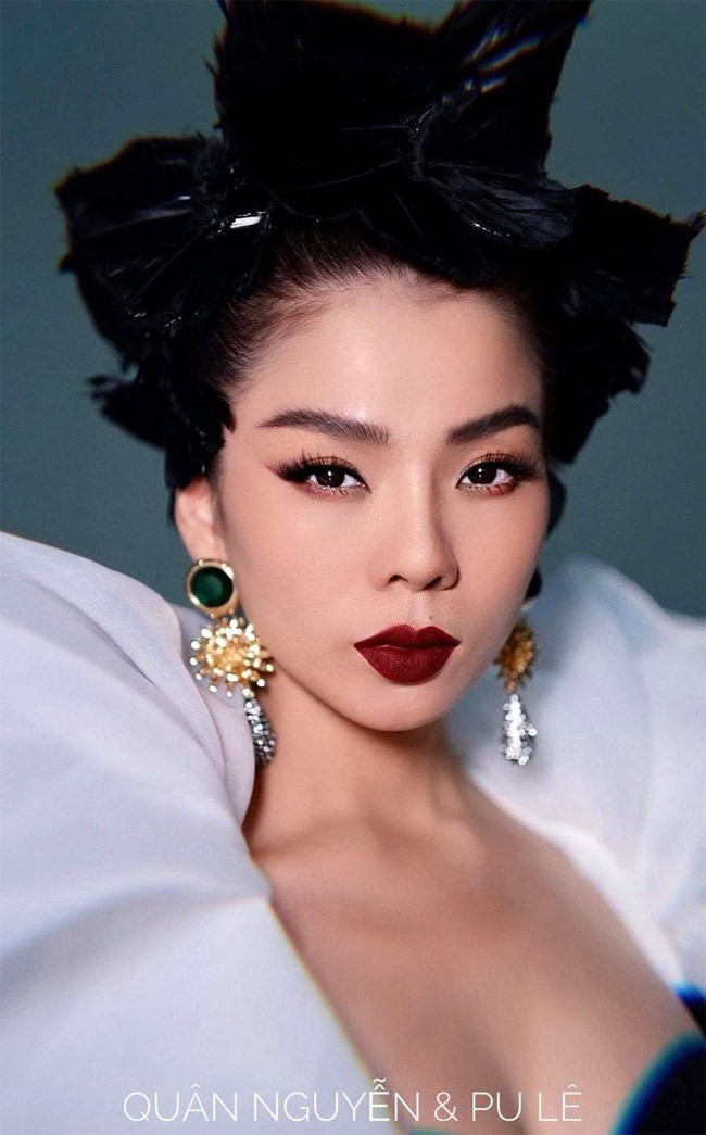 "Facebook nhắc một năm... Thời gian là thế, xoá đi nhiều thứ nhưng cũng sẽ tô đậm nhiều thứ... Tất cả đều có thể thay đổi, chỉ cần chính mình vẫn thế... là đủ", ca sĩ Lệ Quyên bày tỏ.