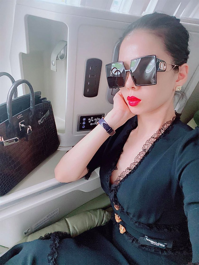 "Em rảnh không? Dạ em bận lắm... Bận yêu đời... và yêu Người...", Lệ Quyên cũng không quên thả thính.