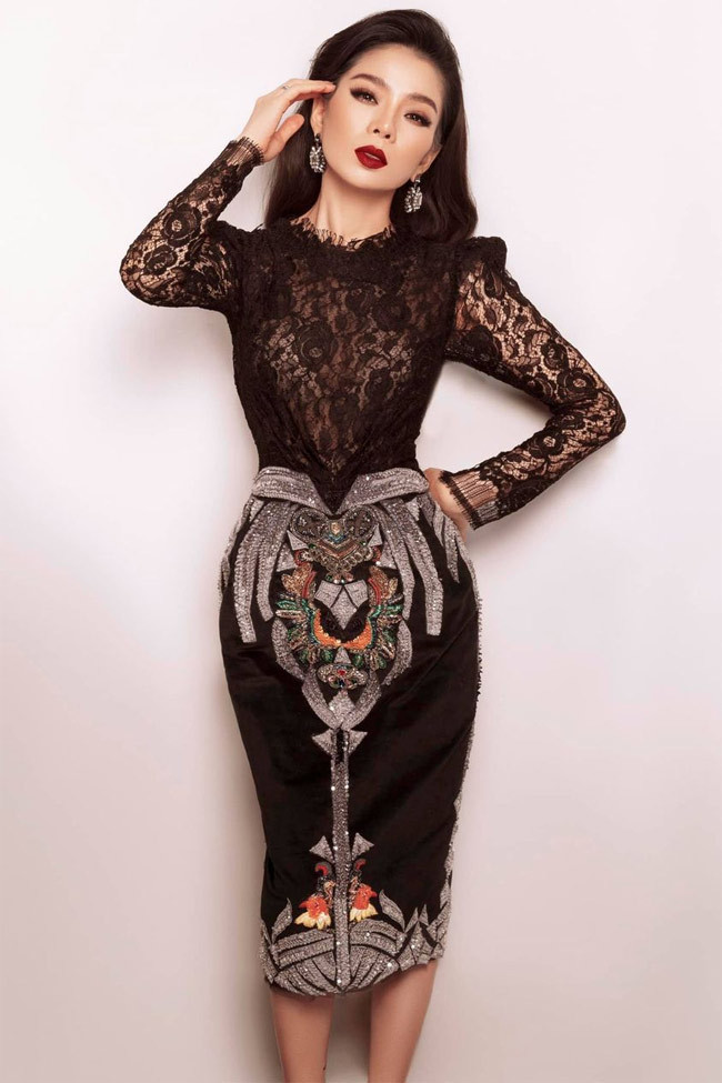 "Ngày đó ta lầm lỡ... Bỏ mặc nhau hững hờ... Để tiếng yêu rạn vỡ... Rồi thời gian xoá mờ... Mãi vô tình đến bây giờ... nhận ra... hai đứa... không còn nhau", Lệ Quyên chia sẻ lời bài hát một cách ẩn ý.